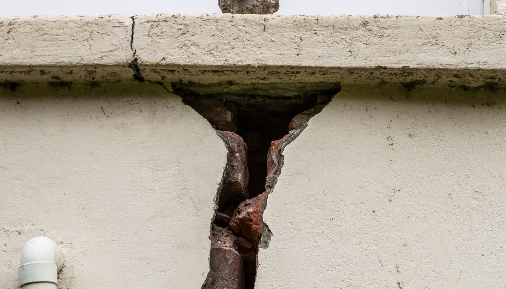 signs of structural damage to house